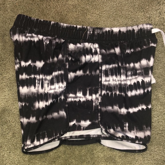 So Active tie-dye shorts - Picture 3 of 4